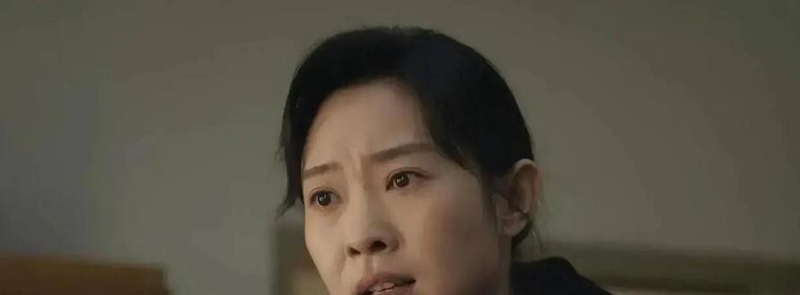 班宇写《于洪》的时候，背景搁在1999年的沈阳于洪广场。那会儿下岗的人多，摆摊的也多，故事就是从烟摊边上长出来的。
剧版改叫《余红旧事》，人物关系拧得更紧。郝洁这个角色，病是真的，算计也是真的。一周透析两回，一回四百，换肾得二十万。她收下刘阳剁手换来的钱，低头数完塞兜里，不问。闻到香水味，只说“下次