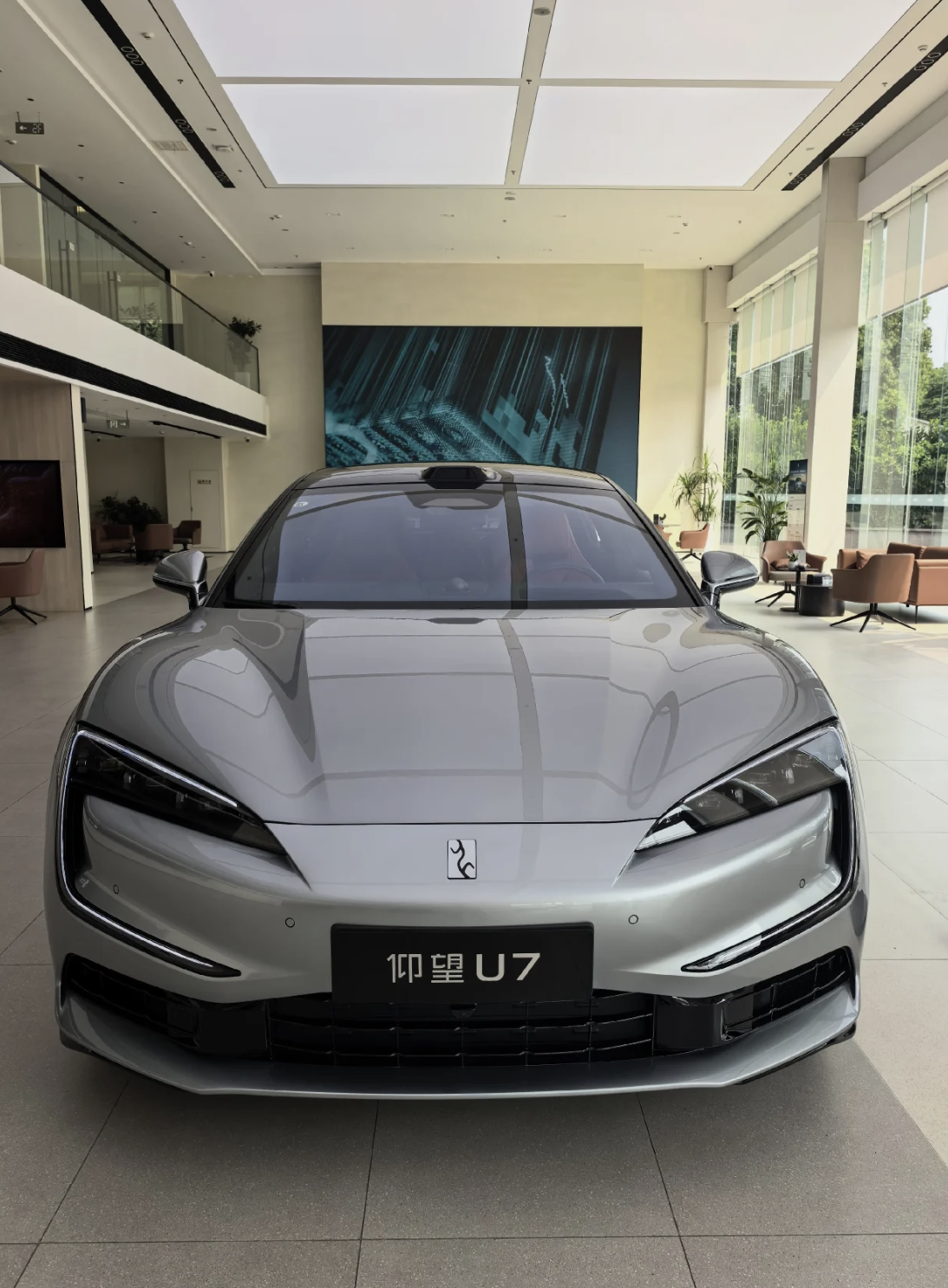 上周在仰望中心试驾了2026款仰望U7纯电版，市区道路+快速路跑了大概半小时，分享一下真实感受。
静态感受：外观内饰做工
实车比图片有气势。车身超过5米2，低趴姿态加溜背线条，运动感很足。C形大灯点亮后辨识度很高。拉开车门，Nappa真皮覆盖面很大，缝线规整。中控三块屏加HUD布局不杂乱。物理按键手