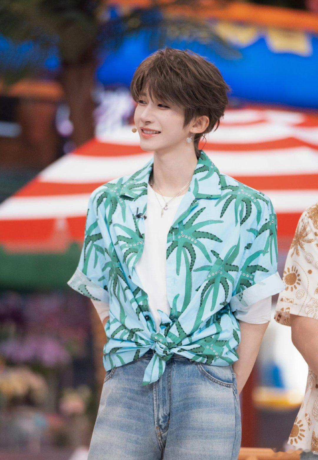 #刘宇[超话]# 
“他总是把最好的一面展现给我们 ，我们也不想让他失望”。舞蹈惊艳世俗。这个世界有刘宇便是清风拂面温柔四方神降世。 刘宇的光撒在了角落里的我身上， 我抬头， 一见钟情。 好喜欢​