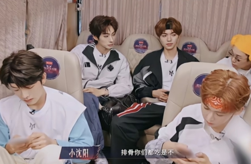 小沈阳上一秒问大家吃不吃排骨，下一秒弟弟们就开始比嘴巴的大小了，小沈阳：“排骨你们都吃是不？”管健嘉晨：“吃，咱四能吃一锅。”小沈阳：“小管嘴也大。”
颜安一听也开始张大嘴巴，曾辉也开始张大了嘴巴，看着弟弟们的嘴都不小，这可太有综艺效果了。
小沈阳本来在讨论要不要吃排骨，结果一个一个的莫名的开始比谁