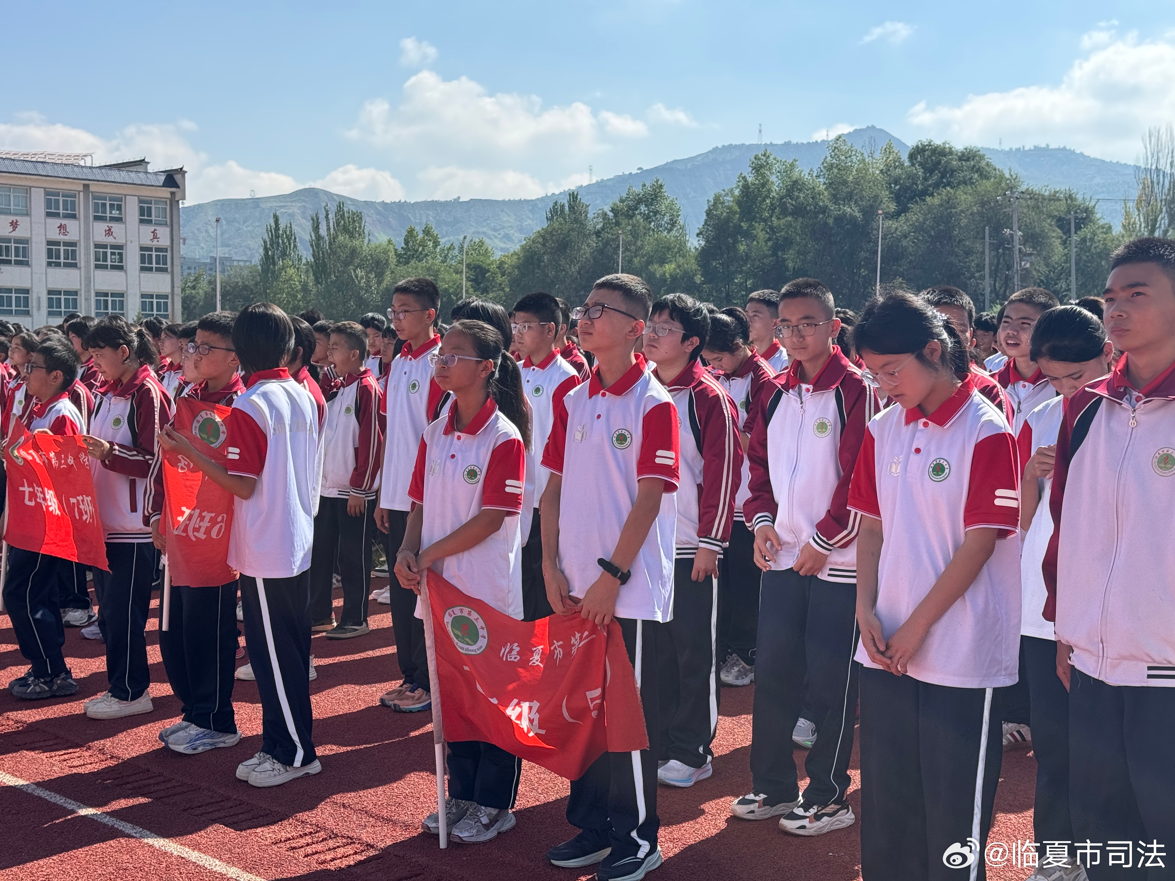 南龙司法所走进临夏市第三中学开展“开学第一课”法治宣讲活动
       为推进全市法治集中宣讲“百日攻坚”行动，进一步强化青少年法治意识，夯实校园安全根基，筑牢青春成长法治防线，8月24日，南龙司法所所长、临夏市第三中学法治副校长走进校园，以“守护青春底线 学法守法成长”为主题，为全校师生 ​
