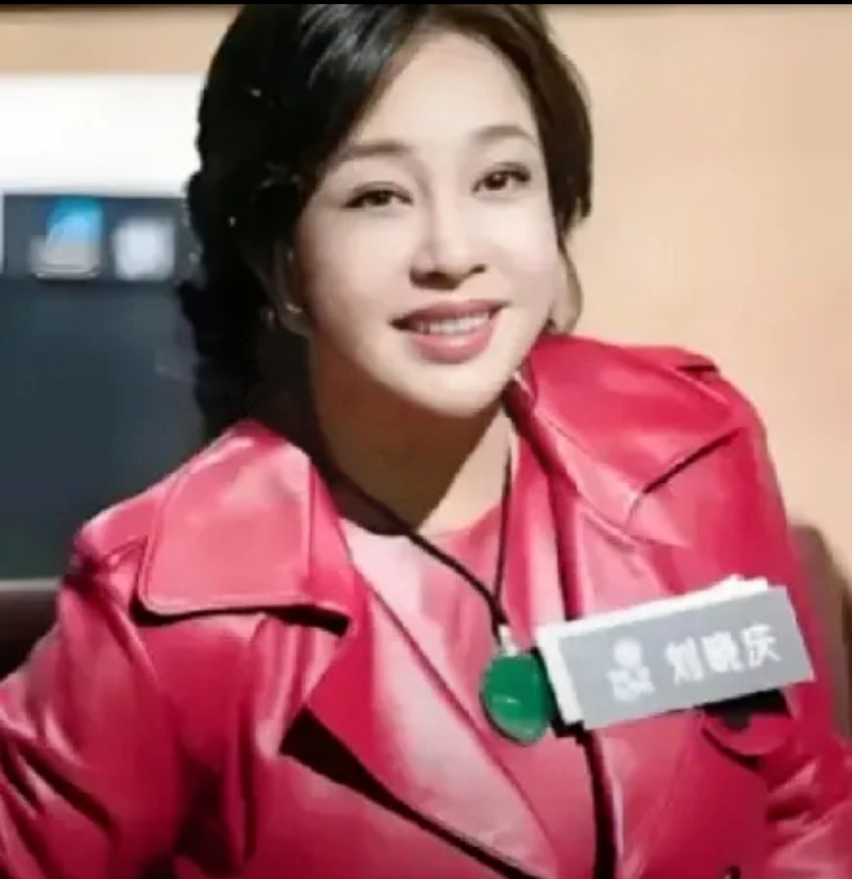 刘晓庆谈择偶：这答案，太飒了

备选：

刘晓庆一句话，把择偶真相说透了

70多岁还在演话剧，刘晓庆活明白了

她从不靠谁：刘晓庆的顶级大女主活法

 

二、公众号润色版（正能量口吻）

看刘晓庆聊择偶观，我忍不住笑出声。

她说：男人不能论群体，得看单个。

这话多妙啊——既没一竿子打翻一船人