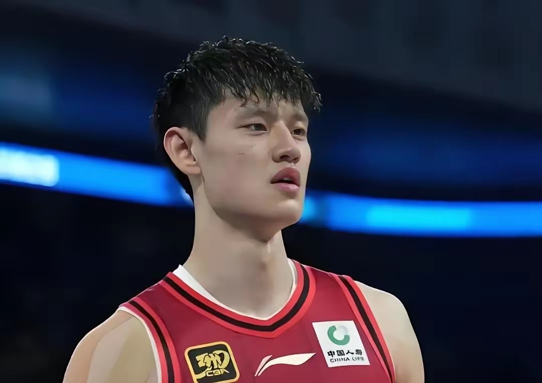 曾凡博的伤势牵动着每一个北京球迷的心，去年半决赛被山西队刘传兴伤了以后...