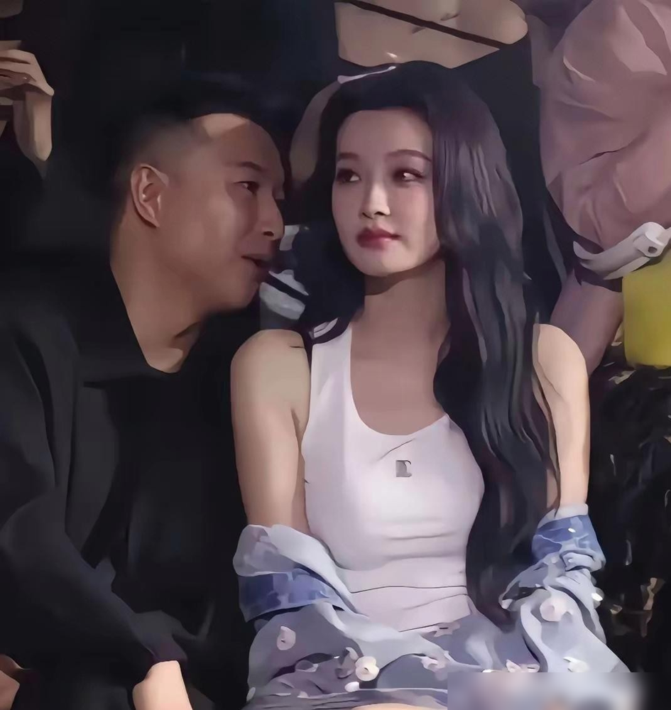 离了婚还管前婆婆叫妈，孙怡这操作直接把婆媳矛盾的剧本撕了。
多少人信誓旦旦说，是王京花看不上孙怡，这婚才散的。结果孙怡自己上节目说，现在见了董子健家人，该叫妈叫妈，该叫爸叫爸，连舅妈、姨都没改口。
她原话是，自己动动嘴就能让大家都舒服，为啥不做？俩人也没彻底闹掰，还有孩子呢。
前几天董子健电影