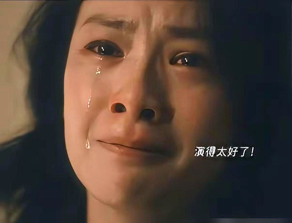 前妻站跟前，手上戴着现任给的表。没台词，就低头、摘表、往兜里一揣。短短三秒，把愧疚和体面全演绝了。

这是欧豪在《生万物》里的戏。他和杨幂演两口子，演个鲁南穷汉封大脚。为了这角色他增重十斤，在北方地里硬晒了一个月，挑扁担耕田全学，土是真土。

这剧豆瓣开分7.5，后来分数波动不小，争议挺大。有人骂他