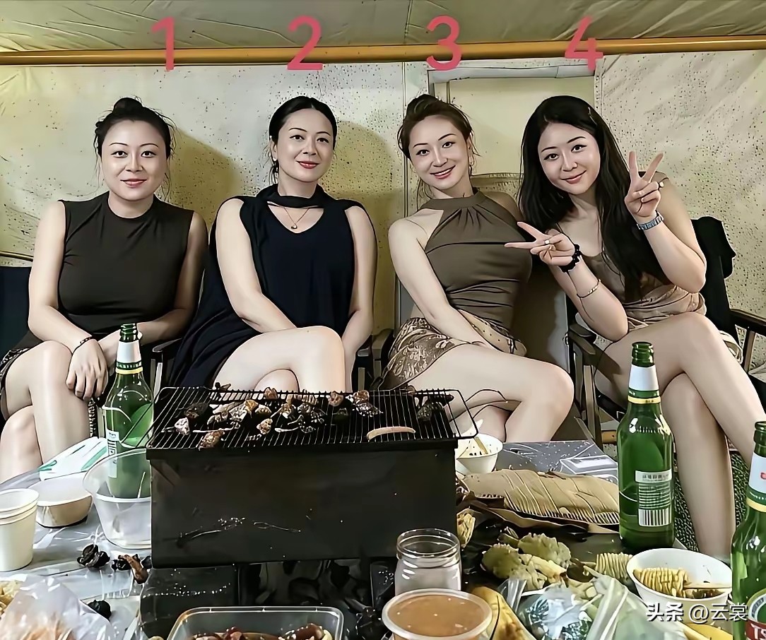 啤酒配烧烤，又要大快朵颐了，四位之中，哪个是富婆？哪个请客？