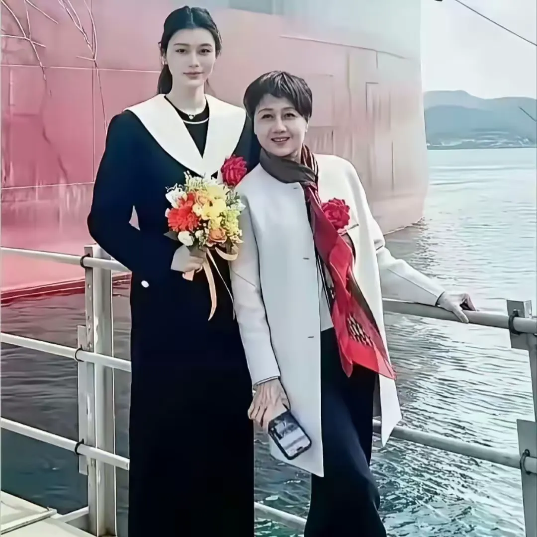 奚梦瑶曝婆婆梁安琪：9年5胎全是剖腹产，生完不坐月子，两代产后状态反差引热议

头条正文
近日，综艺《幸福三重奏》里奚梦瑶聊产后话题的片段再度翻红冲上热搜。节目中，奚梦瑶和嘉宾聊起生育经历，大方爆料婆婆、赌王四太梁安琪，9年内连续生下5个孩子，全部都是剖腹产，并且产后没有坐月子，很快就投入生意打理