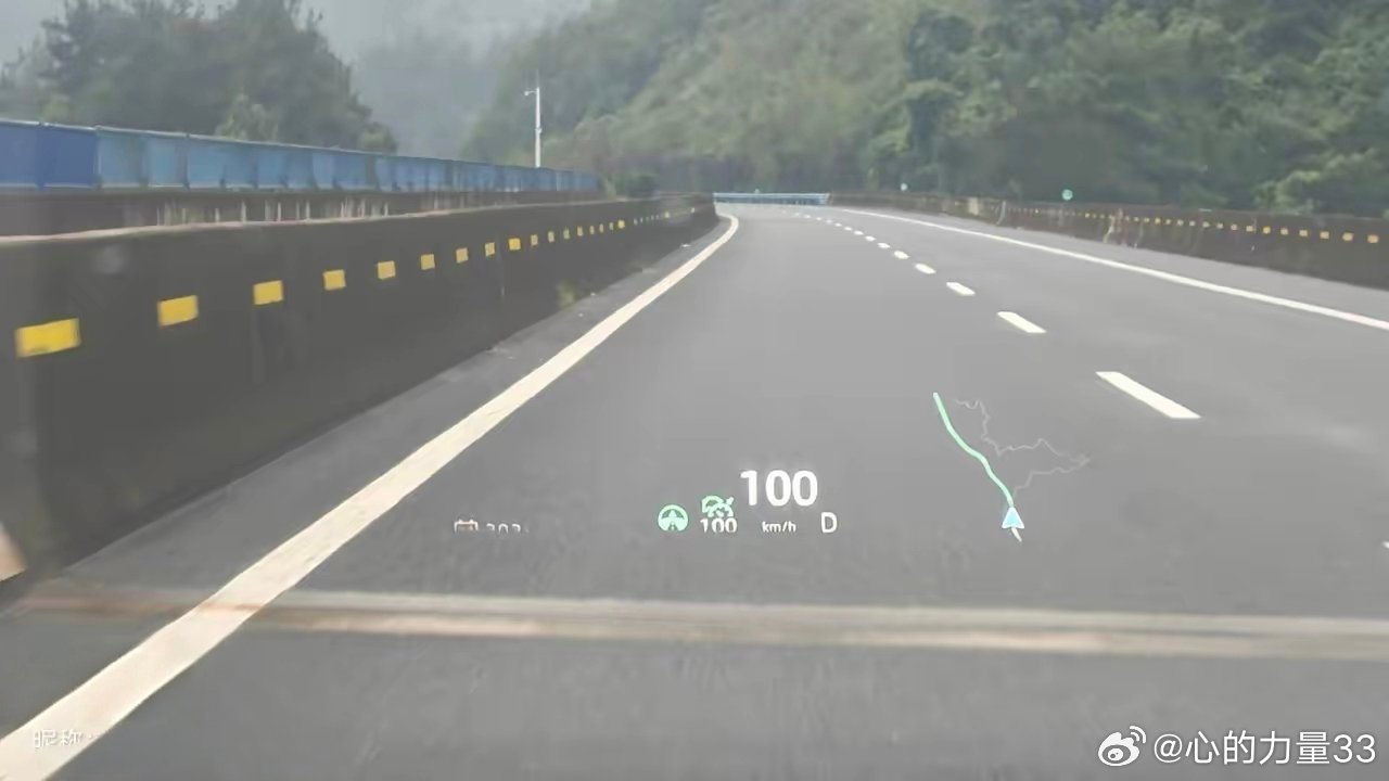 开深蓝 S05 激光版有一段时间，每天早晚高峰穿梭在城市道路，这套激光智驾给我的通勤带来很大改变。城区路况错综复杂，非机动车、行人、路口红绿灯多，很考验车辆感知能力。开启智驾之后，红绿灯控车启停很柔和，不会出现突兀闯动，跟车加减速接近真人开车。
遇到路口非机动车突然窜出，系统识别反应及 ​