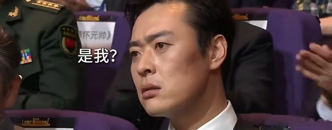 #张桐获飞天视帝后一脸问号#  

谁能不记得《亮剑》里的魏和尚！张桐演活了这个角色，一身功夫、满腔忠义，鲜活又有血性，是无数人的童年记忆。

当年那个亮眼的魏和尚，默默深耕多年拿下飞天视帝，获奖时一脸错愕，谦卑又有实力。原来真正有实力的人，常常低估自己，大家都要学会看见自己的光芒！

 ​