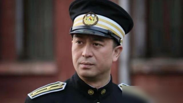 周乙跟顾秋妍躺在一张床上六年，愣是没越界。不是不想，是不敢，那根弦绷得人喘不过气。张嘉益演得太狠了，一个眼神全是戏，宋佳把那种又依赖又克制的劲儿拿捏得死死的。最后那场生离死别，周乙回头那一笑，多少观众直接破防。戏里憋了六年，戏外俩人倒都活明白了。张嘉益现在改回本名张小童，扎进北电教书去了，前阵子还带
