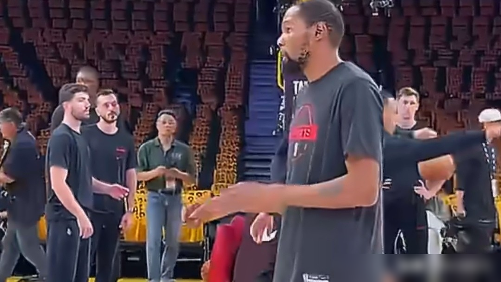 别信“只缺席一场”的鬼话。 杜兰特右膝髌腱区域，疼得弯不了腿。队医说...