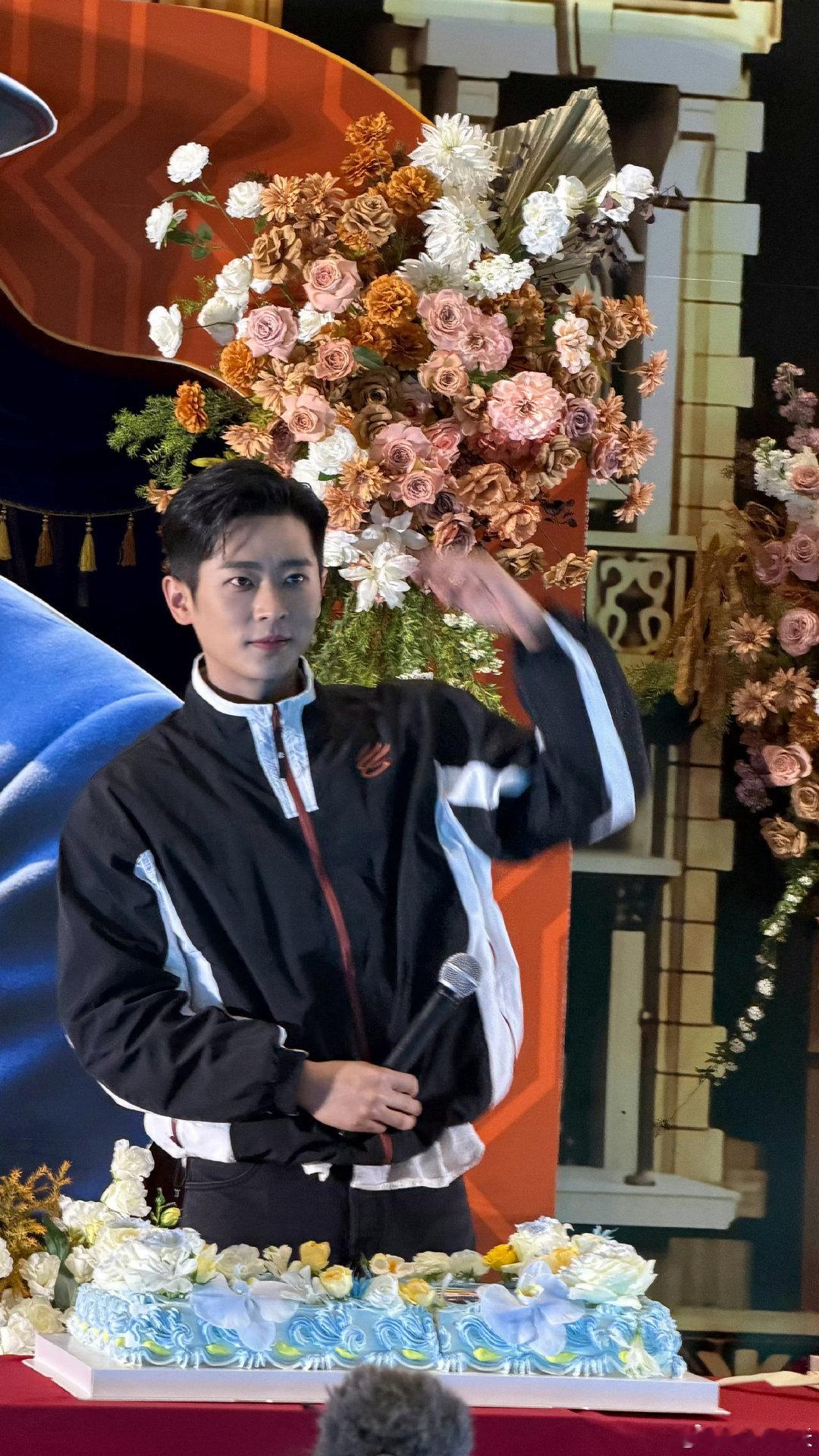 #丞磊徐若晗这个肤色差#谁被丞磊徐若晗的同框画面戳中！悬殊的肤色差与体型差碰撞出独特张力。狼系男主遇上软萌女主，抬手抚脸的镜头氛围感拉满，《玉簟秋》这段名场面，真的百看不厌。 ​