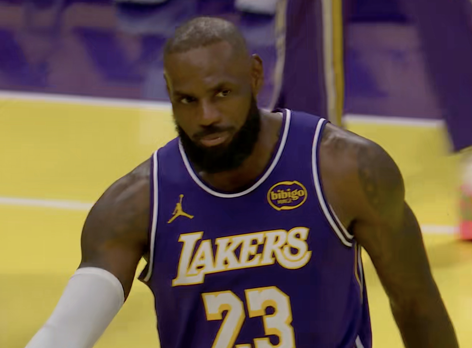 如何评价？今天的詹姆斯： 15投9中 三分球5中2 罚球6中5 25分...