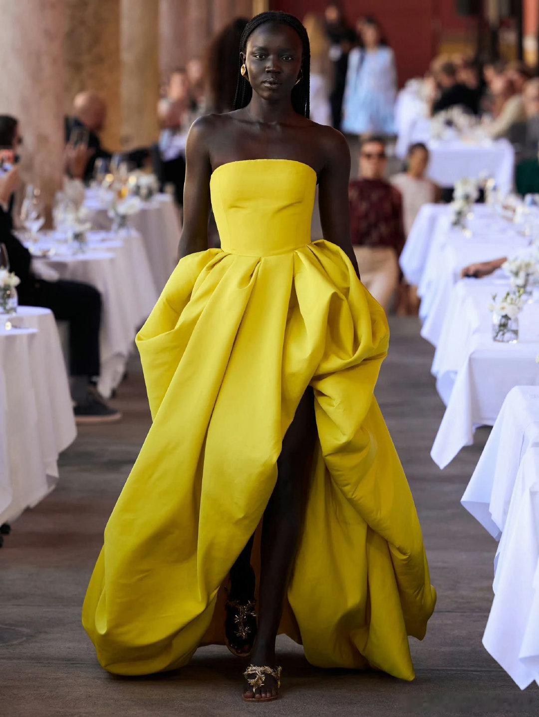 Oscar de la Renta 2027 春夏
#时装周##大秀直击# ​​​#巴黎时装周# ​