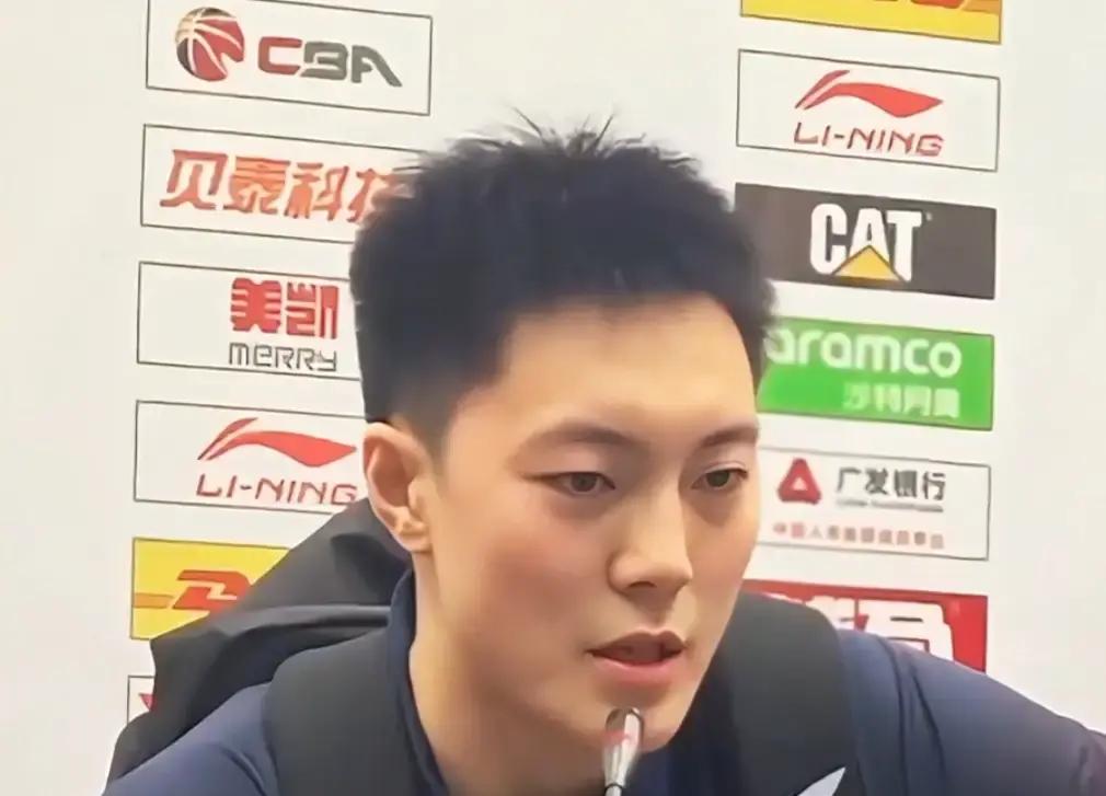 赢了宁波这场球，明眼人都能看出来广东队打得有多别扭，后卫线轮转简直乱成了一锅粥。
徐杰因为发烧一歇，整支队伍的进攻发动机直接熄火。球导不顺畅，战术跑不开，场上几个人互相看着直发懵。
硬把胡明轩顶到控卫位置上，摆明了是扬短避长。小胡的杀招在二号位，不管是借掩护后的干拔三分，还是持球硬杀篮下造犯规，