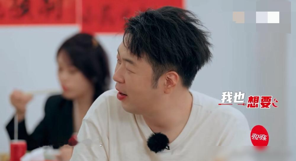杜海涛急了，直接放话要当家庭主夫。沈梦辰不接茬，扭头去搞事业了。
早几年沈梦辰上综艺，话里话外都是想嫁，杜海涛稳如泰山。全网都觉得她卑微。结果2022年领证，风向直接倒过来。
现在杜海涛公开说，生孩子选择权全给沈梦辰，生了带娃全归他。这话听着体贴，细想全是试探。沈梦辰呢，转头扎进工作，压根不提这