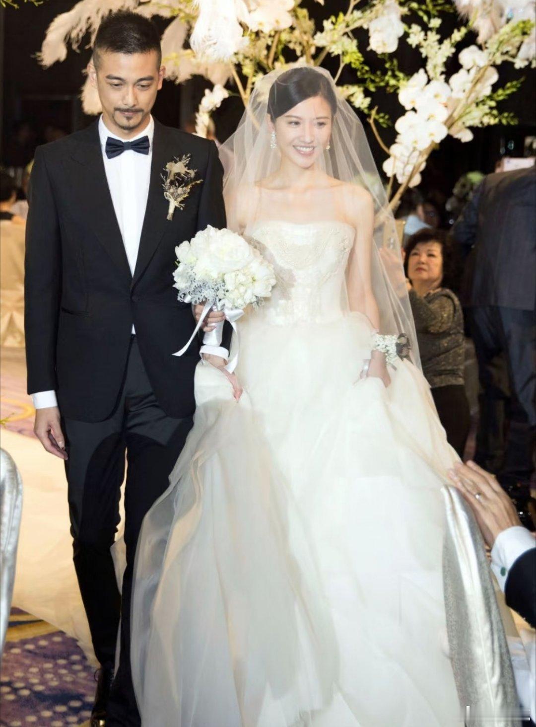 #曝85花和老公已离婚#
你觉得是哪位85花呢？

1. 吴奇隆比刘诗诗大17岁，小虎队前辈，符合“前辈老公”。
 有儿子，年纪小，有“为孩子不公开”的空间。
2025年股权转让、关联公司注销，被疑财产分割；近年零互动，生日无祝福；长期分居爆料；新西兰房产、8亿分割传闻对应婚纱照经历。

2.唐嫣：罗晋只 ​