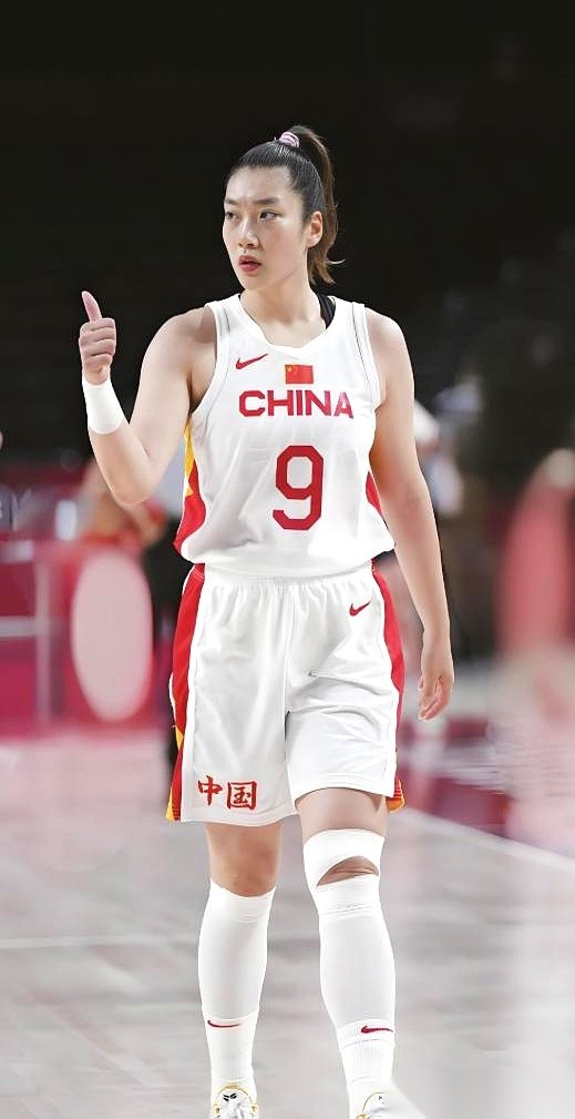 当五位曾立下汗马功劳的核心主力从大名单上彻底消失时，中国女篮瞬间被推上了舆论的暴风眼。外界的怒火几乎全砸向了主帅宫鲁鸣，指责其为了推行年轻化而不顾一切。李梦、李月汝、杨力维、张茹、武桐桐，这套曾联手摘得世界杯亚军的顶配阵容，为何会面临如此冷酷的洗牌？其实，若能看透这波所谓“任性断腕”的表象，你会发现