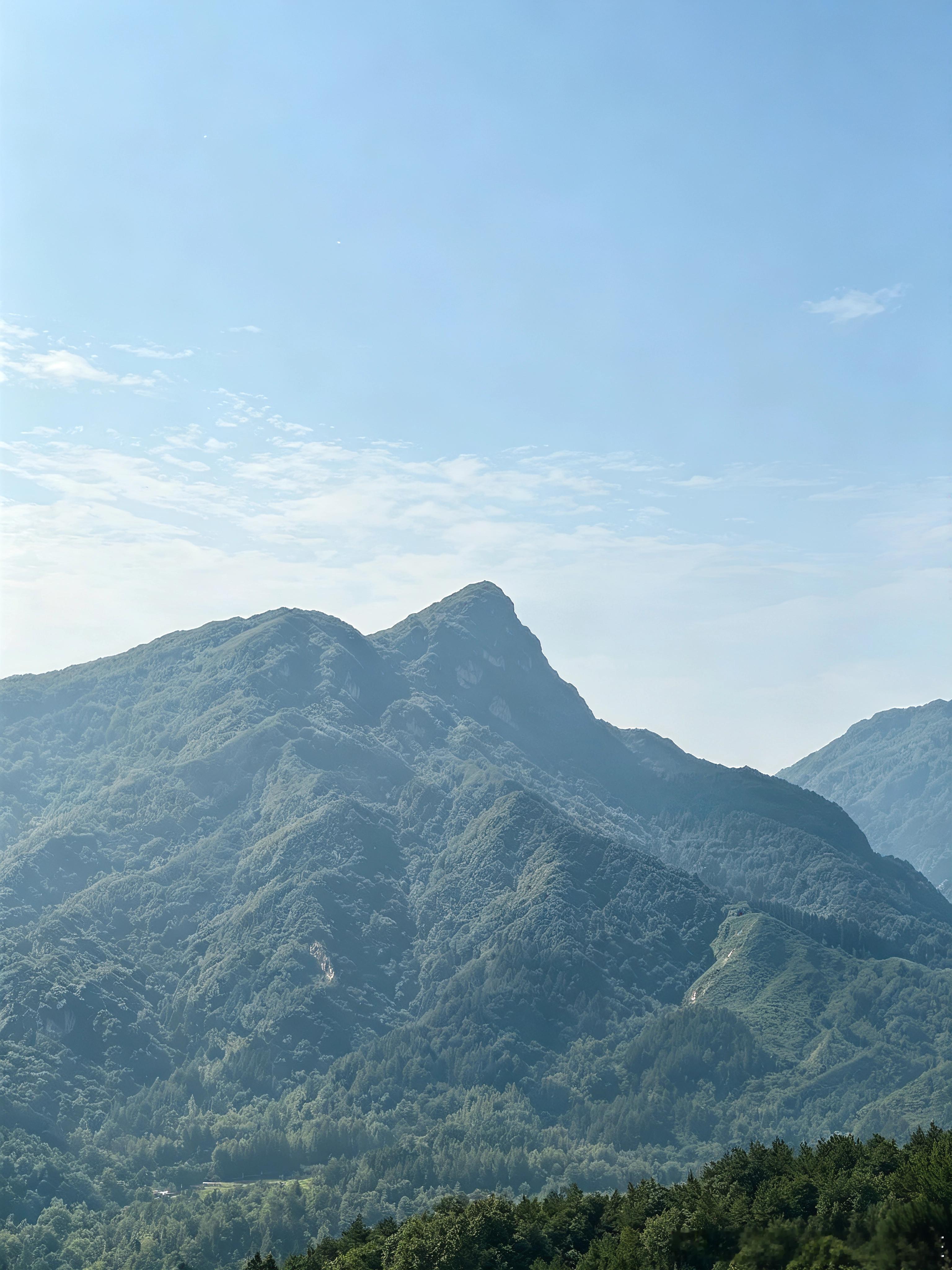 《龙凤秋城孤峰笔》文笔孤峰立乌蒙，翰墨千秋润昭通滇东北群山奔涌，乌蒙群...
