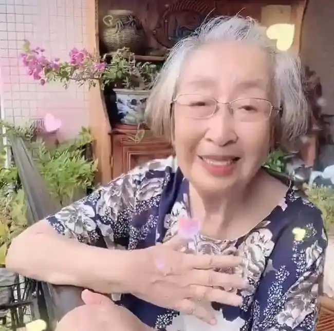 大家刷到这个事情了吗？最近老戏骨彭玉离世的消息，勾起不少人的集体回忆。
第一，中视协演员工委发布的讣告证实，彭玉十月七号在珠海辞世，享年九十三岁，倪萍、海清等圈内人都发了长文悼念。
第二，她留下的荧幕角色太鲜活，《东北一家人》里的牛大妈，还有《浪漫的事》里的各类长辈形象，陪着好几代人度过饭点追剧的休