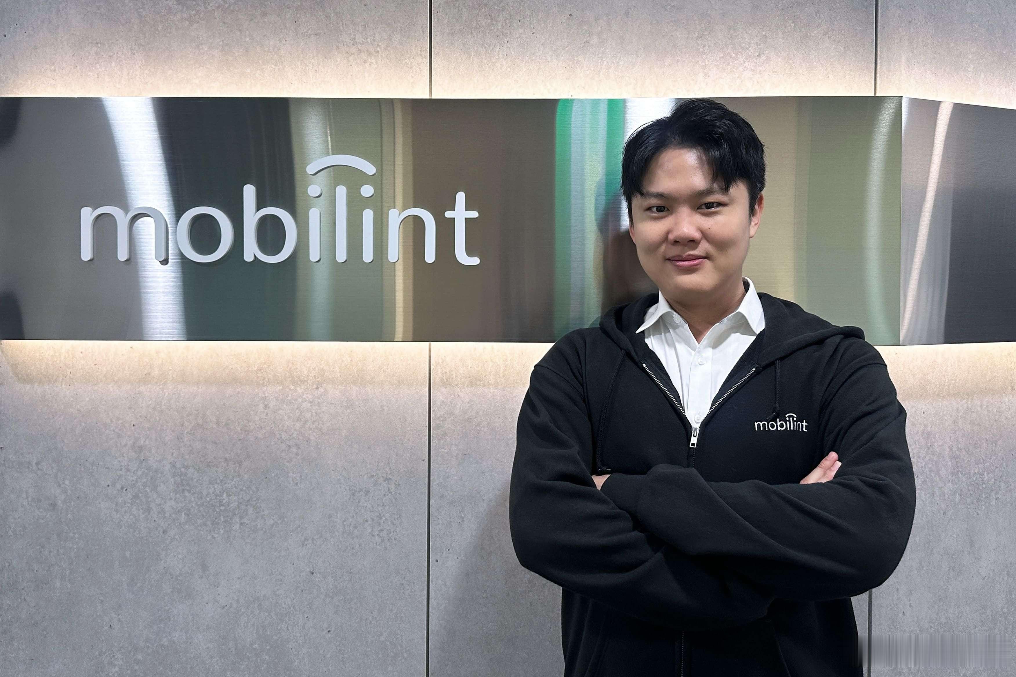 #Mobilint称NPU需兼顾能效与通用性#
IT时代网10月9日消息，据Chosun报道，韩国AI半导体企业Mobilint CEO申东柱近日在公司首尔江南区总部接受采访时表示，AI专用半导体不应被限制在只能驱动某几种特定模型，神经网络处理器NPU必须在保持高能效的同时，具备支持多种AI模型的通用性。申东柱生于1990年，现 ​