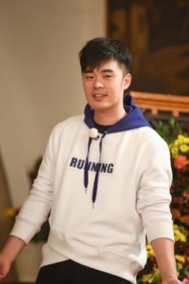 突发！陈赫确诊伤病紧急停工休养，全网心疼：综艺背后全是硬扛

在很多观众眼里，陈赫一直是娱乐圈的“开心果”。综艺里幽默开朗、镜头前状态饱满，常年高频营业、资源不断，几乎很少见他停工休息。但就在近日，陈赫在直播中罕见袒露真实身体状况，自曝确诊腰椎滑脱，因旧伤加重，已不得不暂停部分工作、专心休养。消息一