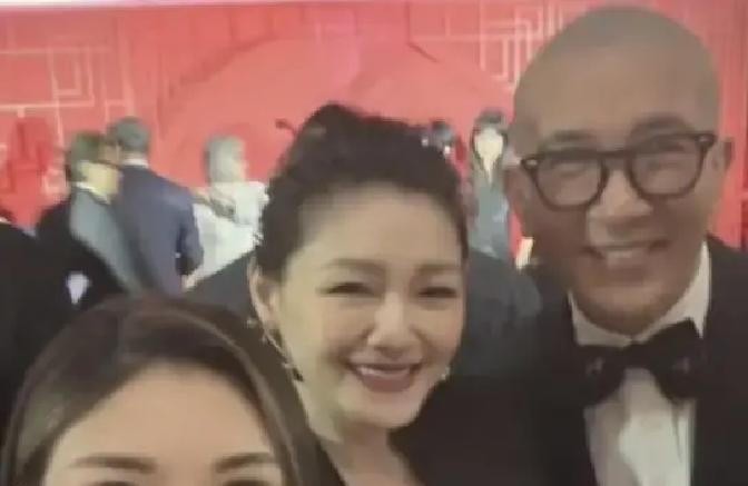 可就在这张合影传出来的时候，评论区还在吵另一件事：她再婚时戴的那条头纱，刷的是前夫汪小菲的卡。
一笔新台币1018387元的账单
2022年12月，汪小菲在社交平台晒出信用卡消费明细。网友一条条比对，把大S再婚当天的穿戴对上了号。头纱、项链、裙子，全在清单里。其中一笔消费金额是新台币1018387元