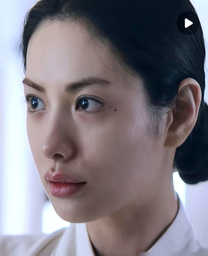 被骂古装剧里嘴唇肿得出戏，林珍娜没删帖没买热搜，直接跑去给吐槽视频点了个赞。

2014年拿了世界最美面孔第一后被挖出旧照，整容争议死死缠了她十年。以前她拼了命想证明自己纯天然，现在彻底懒得反驳了。面对嘴巴肿的群嘲，一句“这是我的失误”直接认账。

她现在就是把这张脸当作品在经营，敢认，也敢继续。
