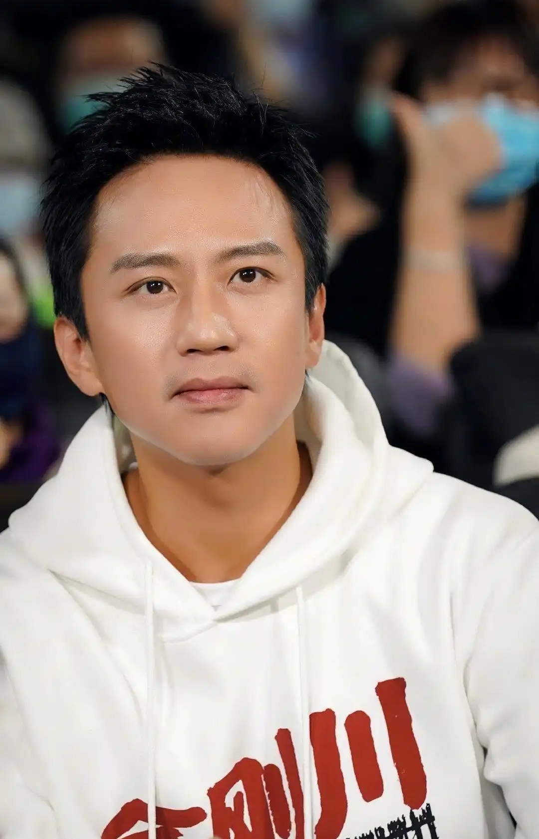 主持人问邓超：“第一次演戏的时候什么感觉？”

邓超想了想，笑了：“如果我说我第一次拿到角色的时候，连个‘人’都没演上，你信吗？”

“中戏大一，话剧《切·格瓦拉》，给我的角色是——没有角色。只是塑造格瓦拉的声音，不到十句话的画外音。”他顿了一下，“但我异常兴奋，全力以赴。念白的时候，感觉自己就像一