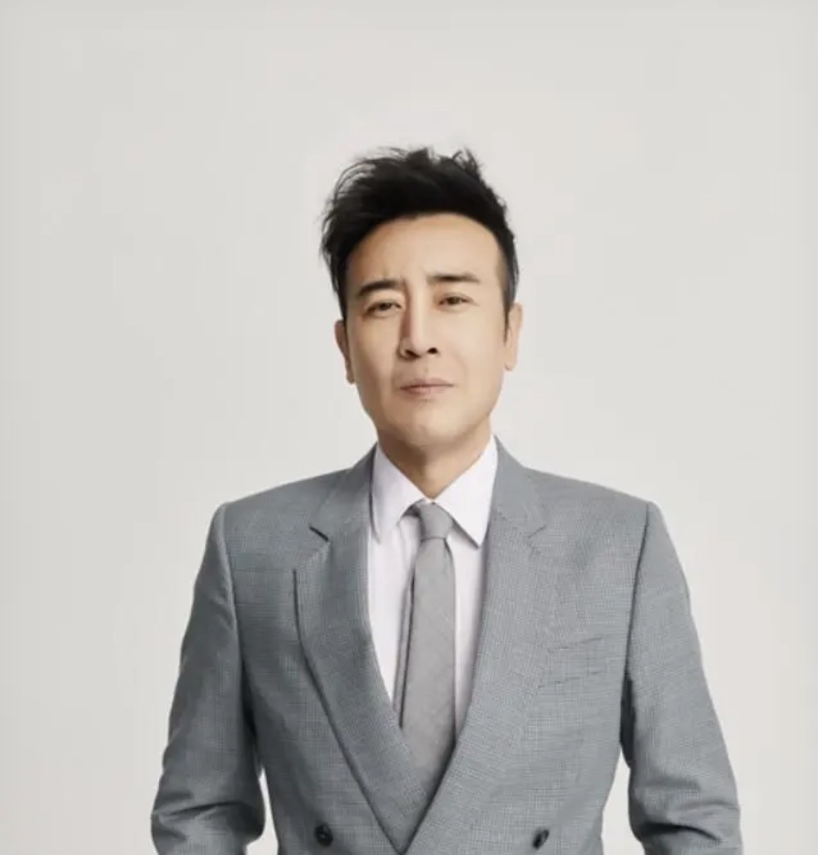 于和伟成“双料视帝”后，全网突然明白：为什么真正厉害的演员，红得都很晚

9月29日，第33届中国电视金鹰奖颁奖典礼在长沙举行。于和伟凭借谍战剧《沉默的荣耀》成功拿下最佳男主角，加上此前获得的白玉兰奖，他在2026年正式完成“双料视帝”成就。消息一出，相关话题迅速冲上热搜，网友评论区几乎被一句话
