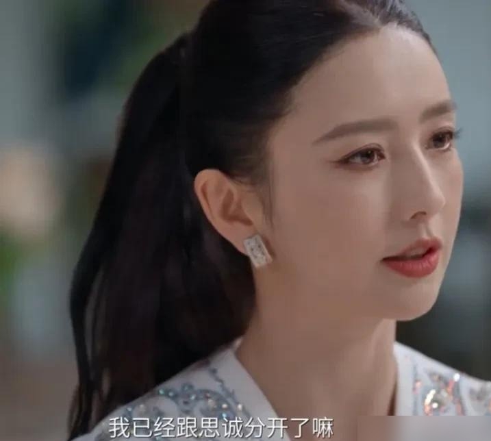 刚看了一个采访，佟丽娅在里面聊到她父亲生病那段时间的崩溃，说自己在北京一个人带孩子，家里也顾不上，事情叠事情，整个人差点撑不住。评论区好多人说“单亲妈妈太苦了”“明星都这样普通人更惨”，说实话，我看完觉得有点不是那么回事。


看新闻里说她跟陈思诚2021年离婚的，但为了10岁的儿子朵朵，俩人一直瞒