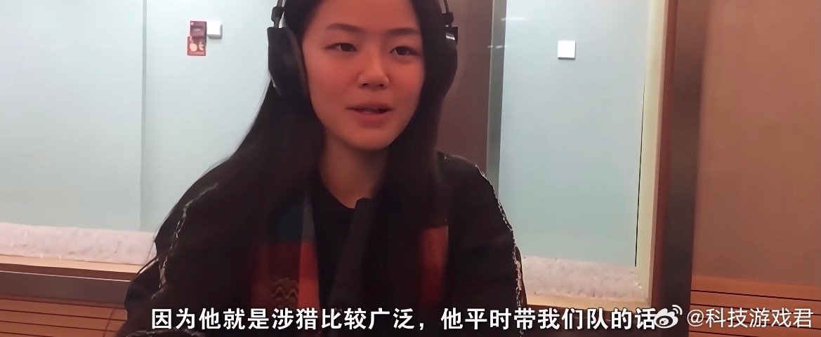 #冯禧前男友疑似是她高中老师##冯禧高中采访视频#

她是真喜欢年上啊，大部分女生谁高中会对老师产生感情啊，大这么多。不过我还是觉得师生恋，师占更大的责任。骂她坏女人前能不能吊销老师的教师资格证？而且抛开道德什么的不说，师生恋产生资源倾斜，也是对其他艺考同学的不公平。 ​