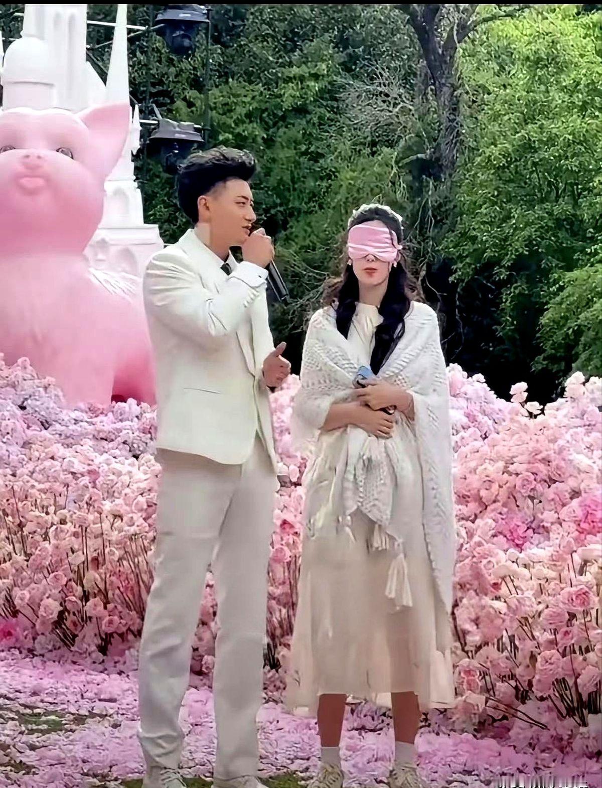 徐艺洋被求婚那天，脚上踩的居然是一双平底运动鞋。

站在粉色城堡前，大披肩搭着宽松长裙，双手始终交叠护在小腹上，当时不少人还以为是户外风大。

直到官宣生子，顺着时间线往回一倒推，所有细节全对上了。

平时最在乎身材和镜头感的女艺人，在人生最重要的节点放弃了高跟鞋和收腰礼服。身体的本能反应，真比任何