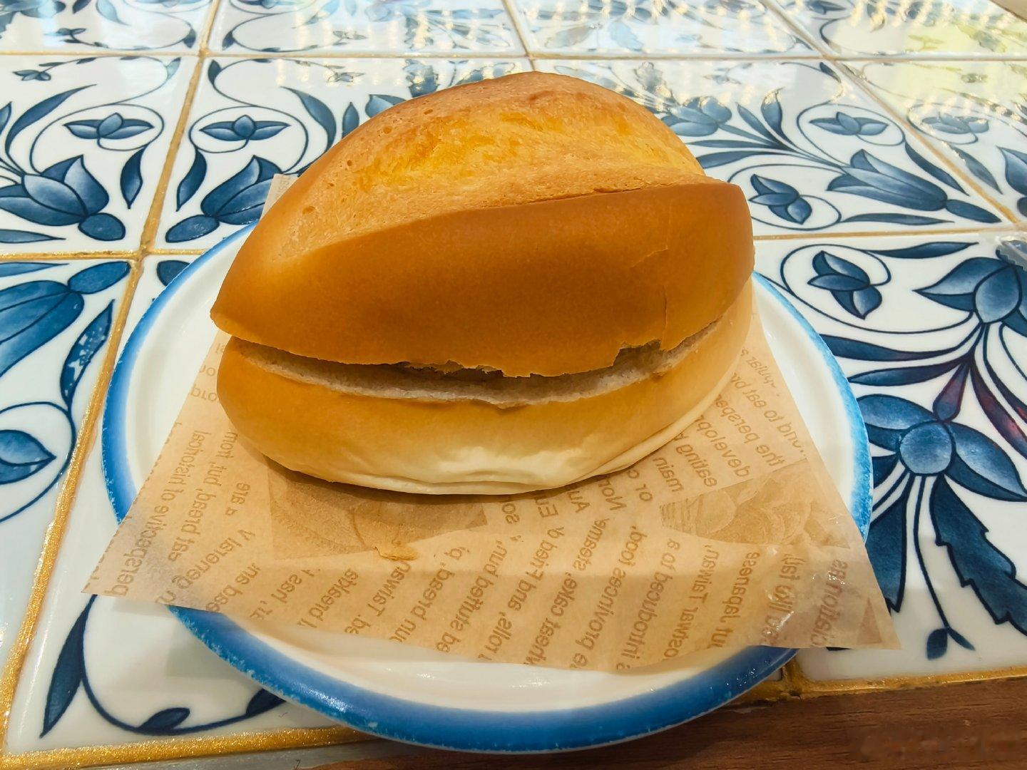 早起早到的好处，机场吃上了澳门味道的猪扒包，30元。
#女生辞职去旅游父母转4000支持#  ​
