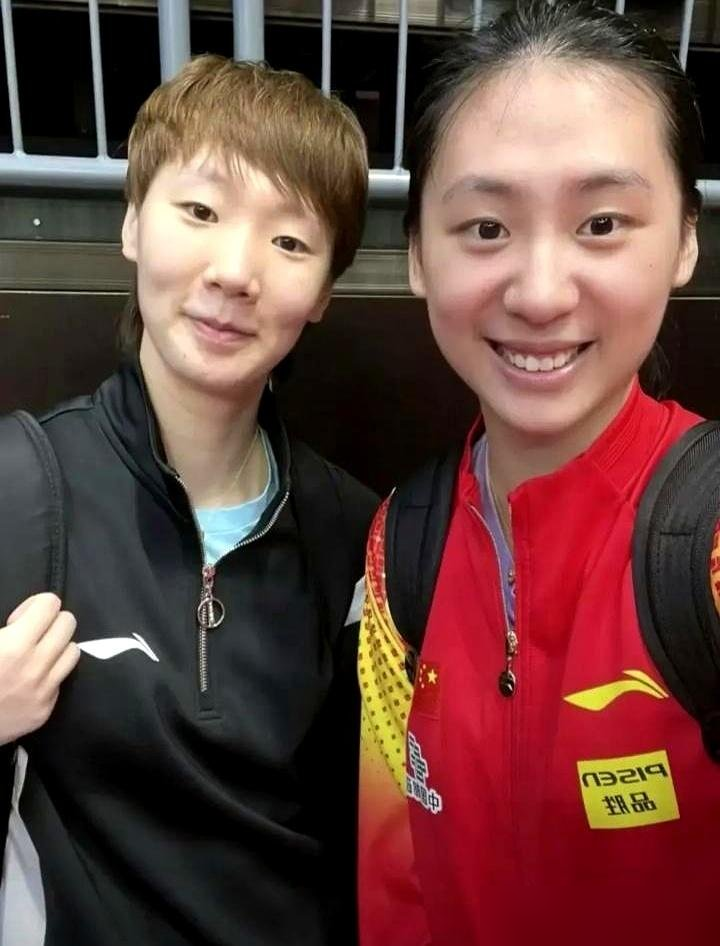 陈熠决赛崩盘那晚，给不算熟的王曼昱发了条长信息。王曼昱回了两大段，直接点破：别把个人价值全绑在一场球上。
这话救了她。之后俩人成挚友，陈熠公开说就爱学曼昱的打法，身高臂长，护台面积大，进攻凶。
美国大满贯陈熠拿亚军，下场直奔看台，挽着王曼昱胳膊靠肩上复盘。王曼昱就笑着听，一句一句给她拆。
徐奕
