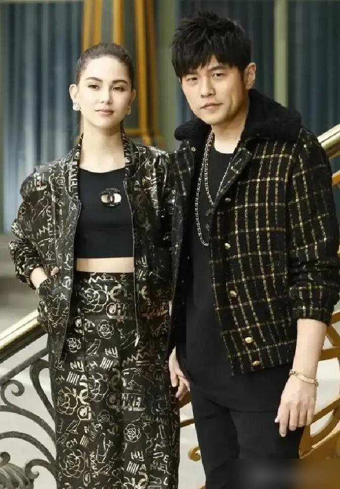 记者问她是不是怀四胎，昆凌直接反问一句：你觉得可能吗？
三次剖腹产，刀口一层层划开再缝上，身体什么消耗她心里最清楚。墨尔本被拍到穿得宽松点，立马就传四胎。
可你看看她最近在干嘛。9月21号站台厨电品牌，现场做奶油鸡。9月29号出席动画电影试片，配音一个危险又魅惑的富家女，跟邱以太有暧昧戏。这是睽