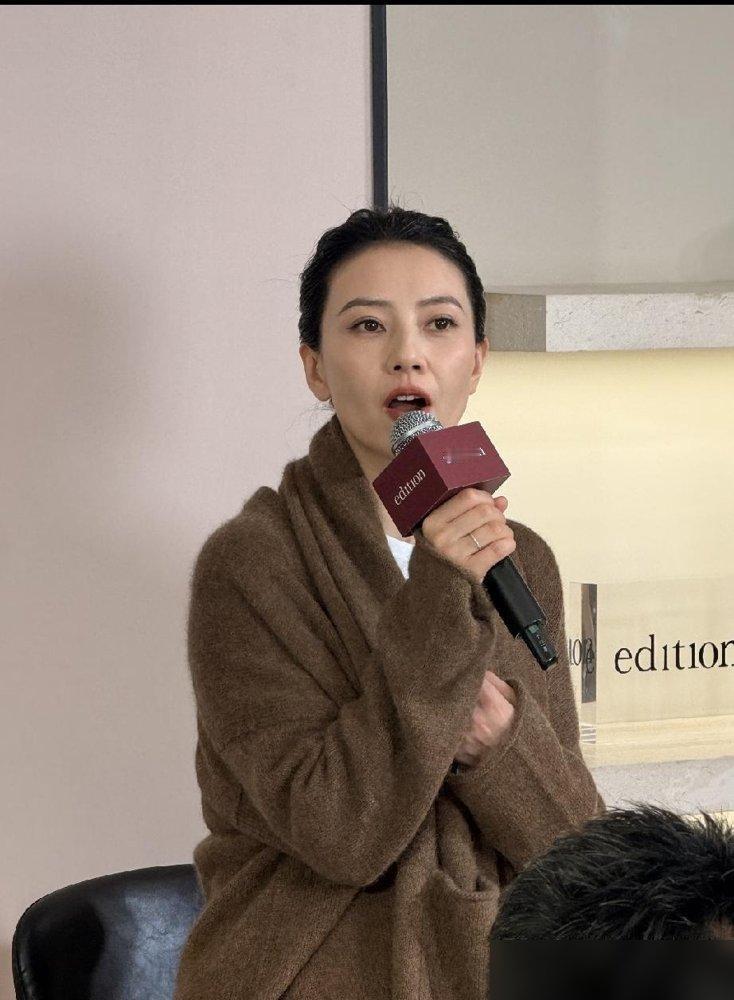 46岁高圆圆往沈阳商场一站，生图直接刷屏了，没修，脸上纹路清清楚楚。
镜头怼脸，她也没躲。该有的法令纹、眼角的细纹都在，但整个人就是松快的，笑意从眼睛里溢出来。现场有人喊她名字，她扭头招手，步子轻得像逛街。
对比太狠了，同龄女星还在跟精修图死磕，她早就不吃那套了。9月刚在播客里聊生死观，聊家里那