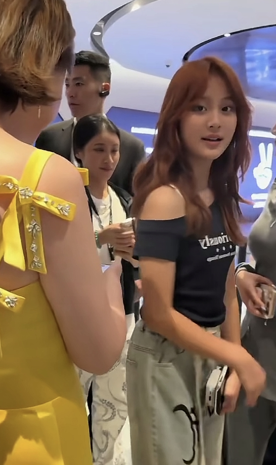贾乃亮可以放心了！

之前我还隐隐有一些猜测，甜馨会不会出什么意外，会不会不是贾乃亮的孩子，毕竟自己老婆婚内出轨！直到今天看到甜馨的活动视频，她一转头，我就知道，贾乃亮完全可以放心了！

甜馨长得真的很像贾乃亮，特别是眼睛和嘴巴牙齿！她转身的一刹那，眉宇间就是一个女版的贾乃亮！如果甜馨剃一个和贾乃亮