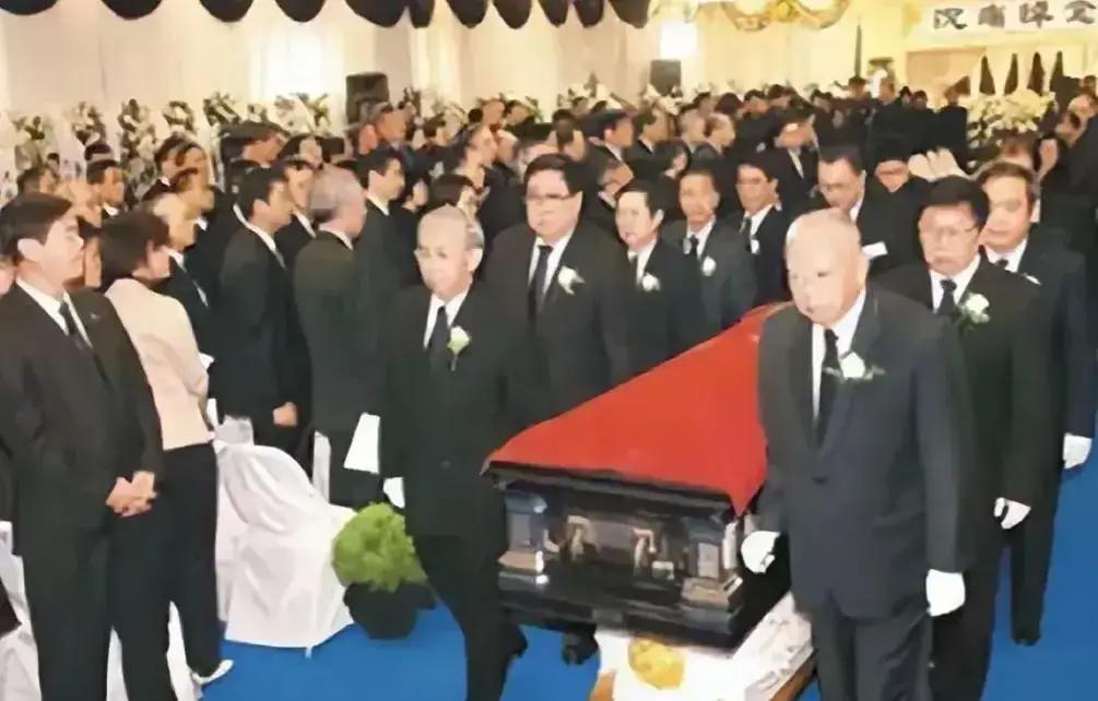 李兆基到底有多仗义？2006年11月霍英东老爷子刚走，按民间讲究红白事要避冲，可人家四叔硬是顶着压力亲自给老友扶灵送终，转头12月照样红光满面参加儿子婚礼。这份情义搁现在绝对算清流！
 
霍英东的灵堂里，李兆基站在扶灵人的队伍里，站得笔直。他没说话，只是看着老友的遗照，看了很久。旁边有人低声议论，说