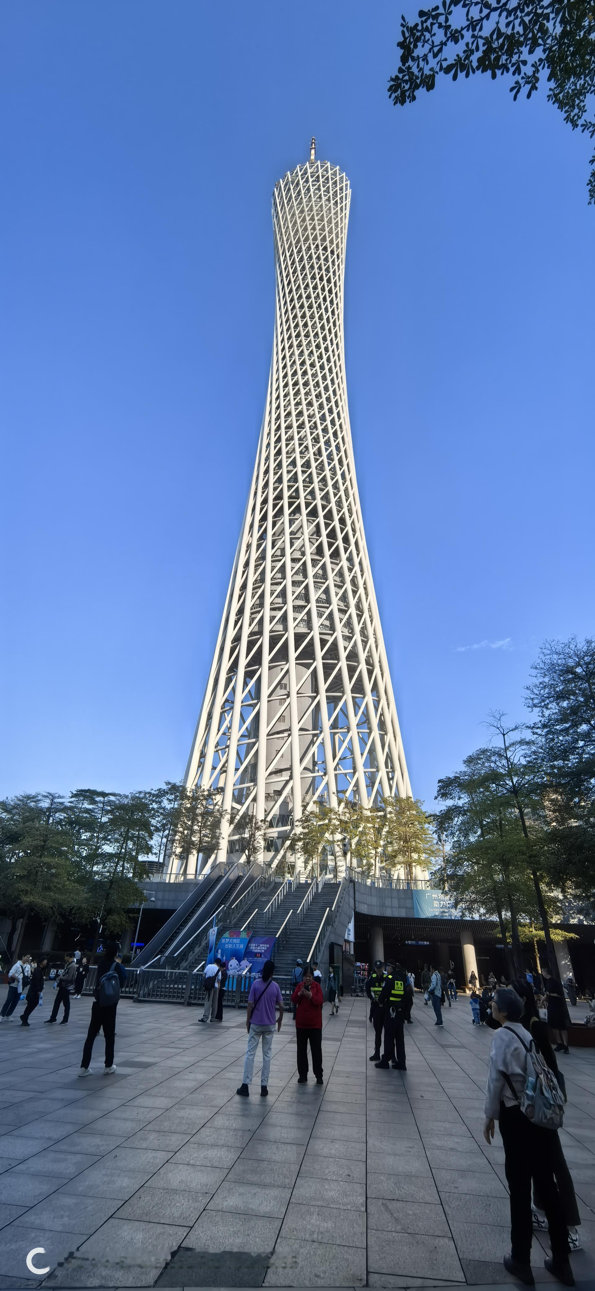 没想到，初进广州，就给了我们这么紧张，惊险的一段行程，我们的房车，进入...