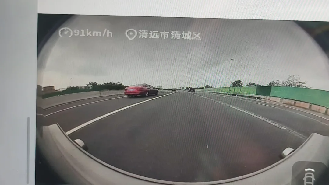 谁懂啊！高速遇到跨实线强行变道