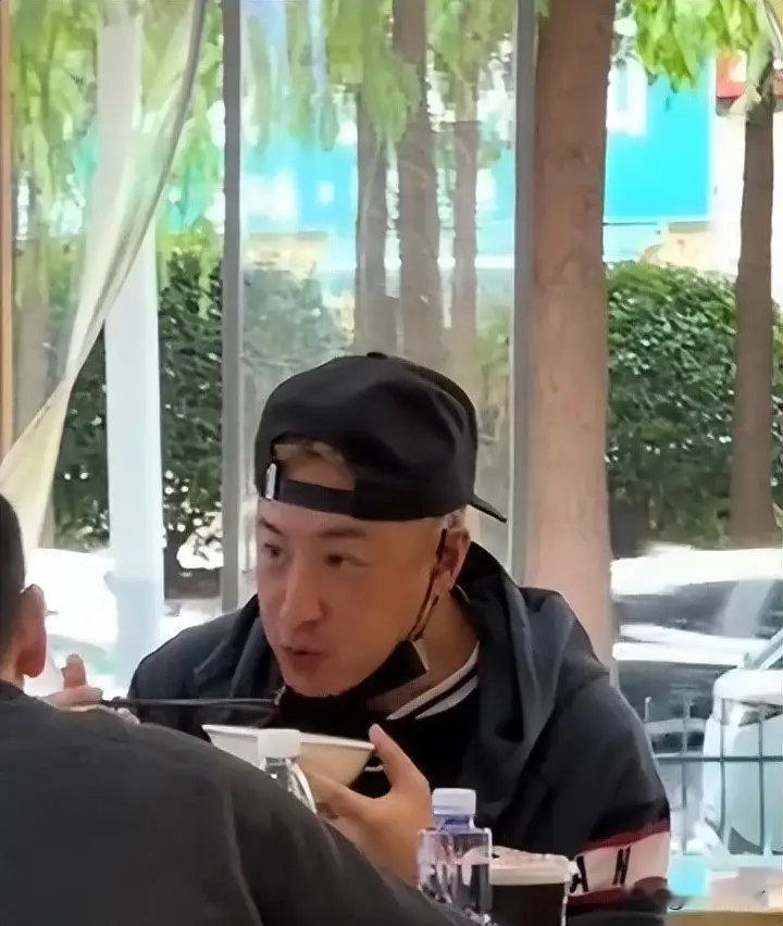 潘玮柏现身南京面馆，脸胖一圈撞脸包贝尔 ​