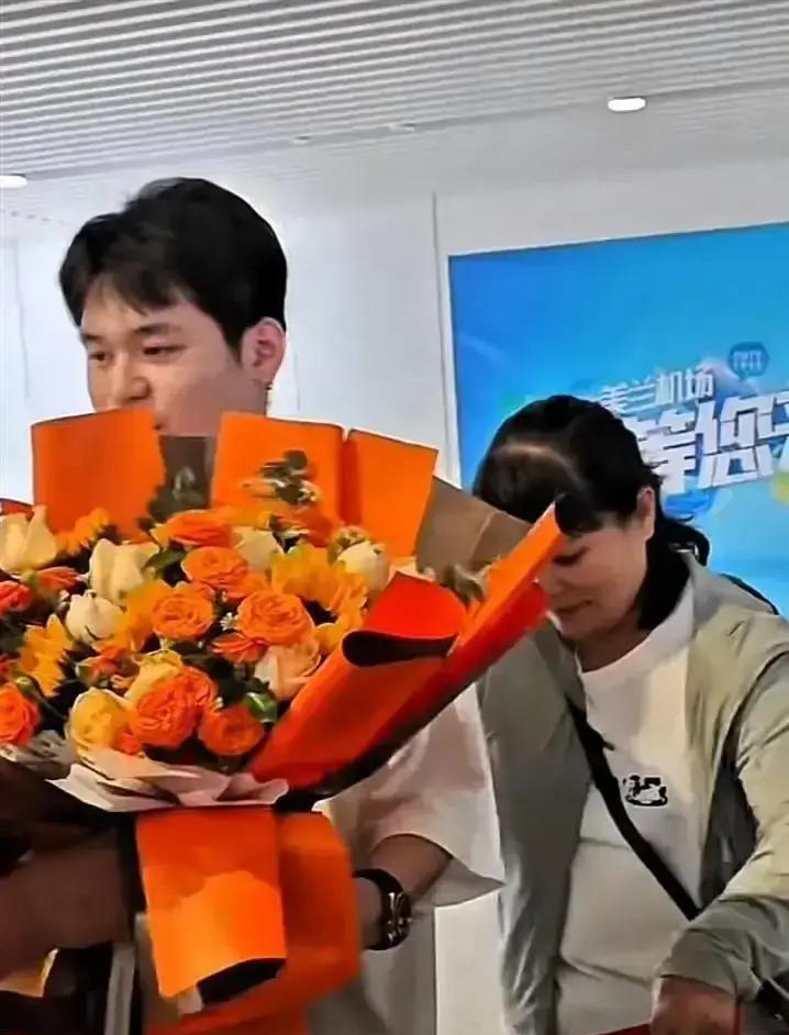 林诗栋把金牌挂到启蒙教练脖子上的那一刻，比任何商业代言都值钱！
今天聊一个真实的故事。林诗栋夺冠后回到海南，第一时间去看了他的启蒙教练关艳，把金牌亲手戴在她脖子上。关艳是谁？一个退休后不拿一分工资、跑到五指山山区教黎族苗族孩子打乒乓球的老人。她在不到50平方米的教室里摆了两张球桌，每天发7000多个