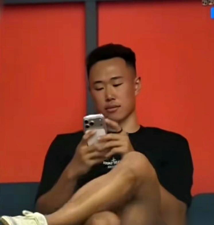 网传的消息证实了一个看台上的细节：男篮球员贺希宁，确实坐上了中国女排比赛的观众席。
一个压根没参加这届亚运会大赛的篮球运动员，不在训练馆里投篮，偏偏跑到了排球馆的看台上。
懂行的人顺着线索一扒，立马看出了门道。
他手里捏着的那张入场券，根本不是托关系买来的黄牛票，而是女排核心人物龚翔宇本人，亲自递出
