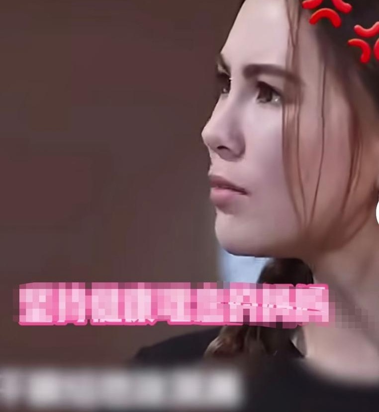 身价几十亿的大明星，居然为了一个睡着的三岁小孩，非要买个快化掉的冰淇淋，你说这当爹的是不是有点轴？

昆凌在家带娃主打一个“铁面无私”，零食碰都不让碰。周杰伦呢，妥妥的女儿奴，总觉得吃口甜的能咋地。前阵子坐飞机，两口子刚哄娃说表现乖就奖励冰淇淋，结果餐车还没推过来，小丫头已经抱着小毯子睡得直冒汗了。