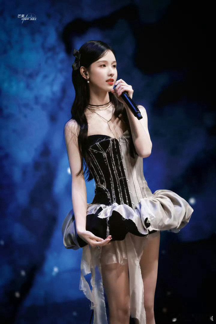 #Jisoo陈都灵winter朴志效撞衫#撞衫早已见怪不怪。同一件服饰落在Jisoo、陈都灵、Winter、朴志效身上，呈现出截然不同的效果。衣服是载体，女明星的个人气场，才是造型的灵魂。 ​