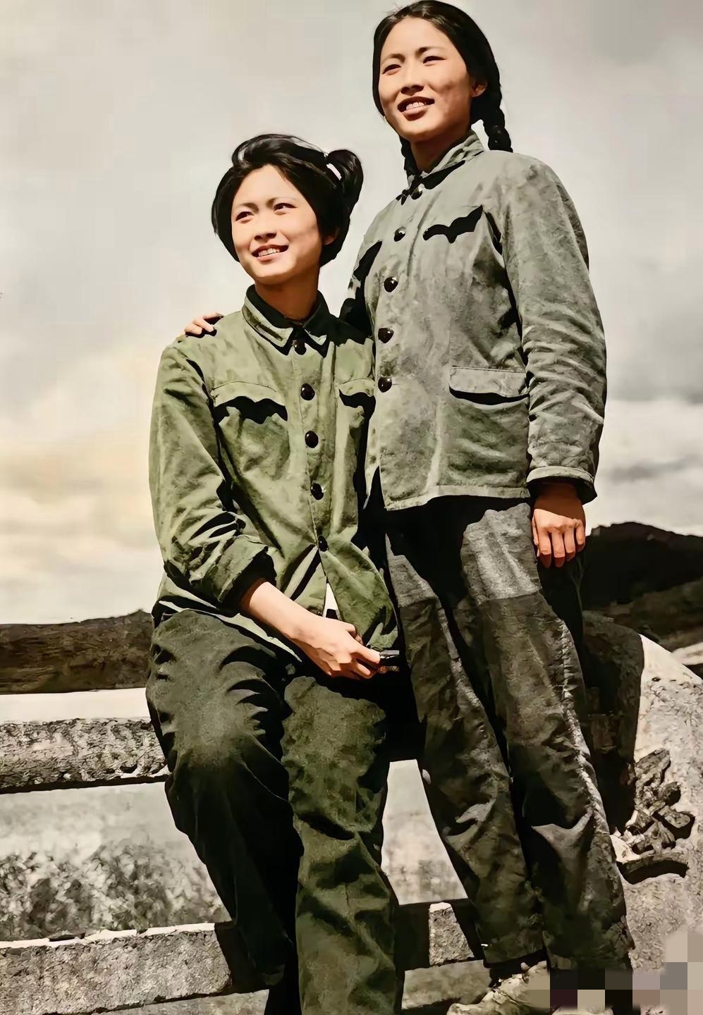 70年代，敬一丹与姐姐敬海燕在黑龙江北大荒生产建设兵团四师四十一团二营十四连当知青时姐妹二人在坝上石桥上的留影，姐姐敬海燕个子更高，梳着两条大辫子，裤子上还带着补丁。