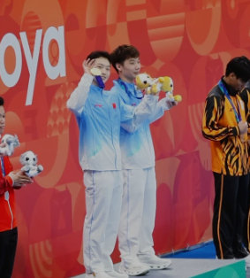 #王宗源亚运会身兼三项是跳水队劳模# 郑九源说，王宗源经常在训练后加练，也会主动帮他看动作录像。老队员的传帮带，在跳水队是传统，王宗源把它接了过来，又传了下去。 ​