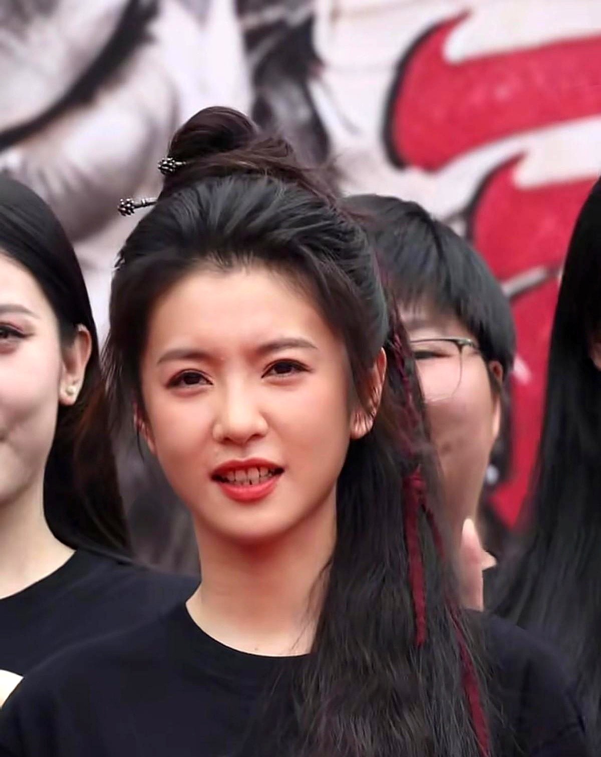 苦练几十年的真本事，硬生生被看客当成了选美比拼。

2026年9月1日，古装剧《河东小镖师》在横店开机。女主是浙江小百花越剧院的名角李云霄。

这姑娘1993年出生，从小吃苦练功，拿过白玉兰奖，还评上了一级演员。这次跨界演女镖师，站在开机现场，一身唱念做打磨出来的精气神。

结果开机照一发，评论区全