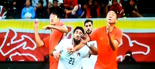 FIFA排名91打95，过往5胜2平没输过，国足偏偏在重庆主场被巴勒斯坦灌了5个。

邵佳一带队换血，换来的是两场热身赛狂丢8球。韦世豪面对门将单刀束手无策，远射软得像回传，头球直接顶成高炮。全场传接磕磕绊绊，上半场尾声被对手如入无人之境破门，补时阶段还能被进球锁定0比5。

重庆现场球迷吼满全场，